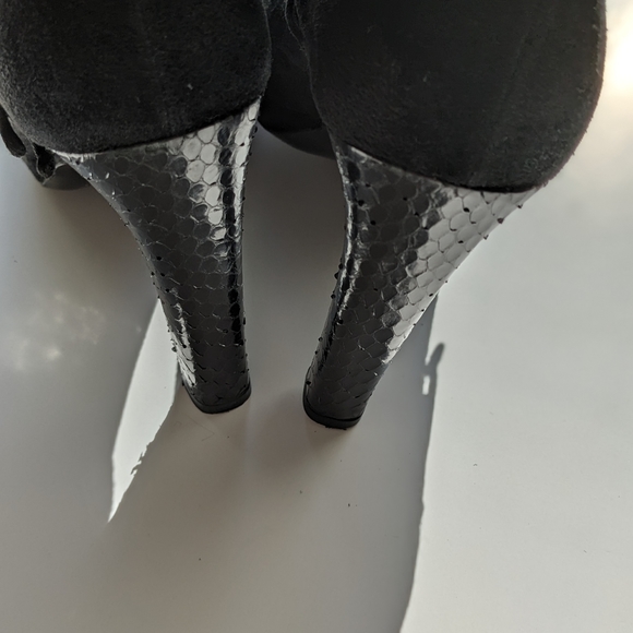 Gucci black suede boots with snake heel. - Picture 3 of 4